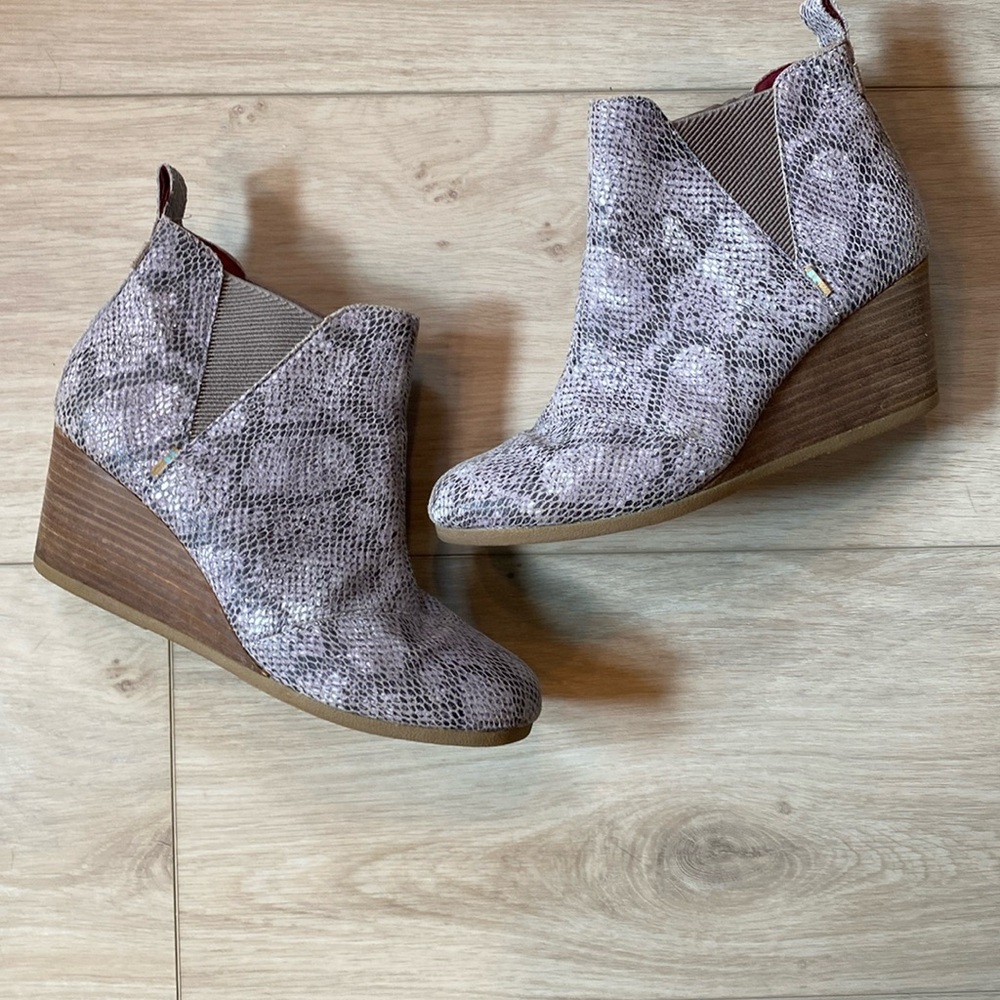 TOMS Women's Sz 10 Kelsey Wedge Bootie grey tan snake skin pattern